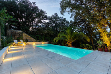 Idées déco pour un piscine avec aménagement paysager arrière contemporain de taille moyenne et rectangle avec du carrelage.