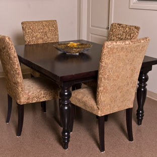 Aménagement d'une petite salle à manger ouverte sur la cuisine avec un mur beige et un sol en linoléum.