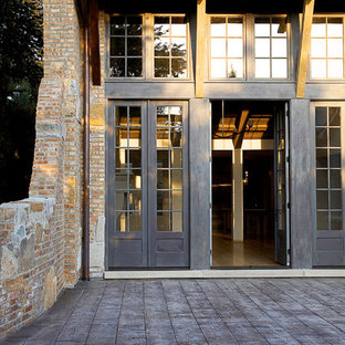 На фото: прихожие в стиле рустика с двустворчатой входной дверью