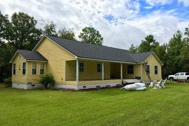 Cottage exterior home idea in Jacksonville