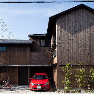 京都のコンテンポラリースタイルのおしゃれな家の外観 (木材サイディング、茶色い外壁、切妻屋根、戸建、金属屋根) の写真