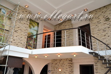 На фото: большая открытая гостиная комната в современном стиле с светлым паркетным полом, двусторонним камином и фасадом камина из металла