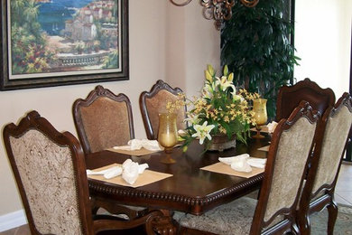 Dining room - traditional dining room idea in Tampa