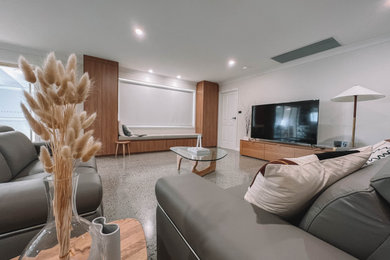 Imagen de salón abierto escandinavo de tamaño medio con paredes blancas, suelo de cemento, televisor independiente, suelo gris, madera y madera
