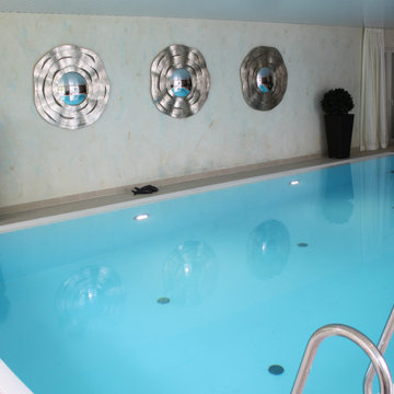 Hallenbad mit Beton- Polyester- Überlaufbecken 11,00 x 5,00 x 1,60 m in weiß