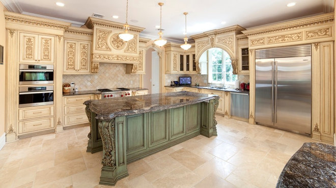 Traditional Kitchen by WL INTERIORS