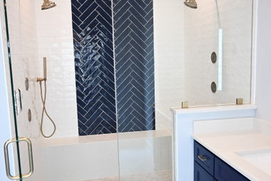 ダラスにある広いトランジショナルスタイルのおしゃれな浴室の写真