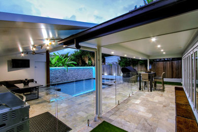 Ejemplo de piscina moderna de tamaño medio a medida en patio trasero con paisajismo de piscina y suelo de baldosas