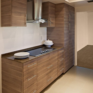 Идея дизайна: параллельная кухня среднего размера в современном стиле с кладовкой, одинарной раковиной, плоскими фасадами, фасадами цвета дерева среднего тона, столешницей из кварцевого композита, коричневым фартуком, фартуком из каменной плиты, техникой из нержавеющей стали и мраморным полом без острова