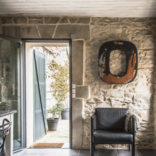 モンペリエの中サイズのカントリー風 LDKの画像 (ベージュの壁、暖炉なし)