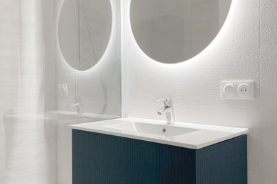 Idées déco pour une petite salle de bain principale moderne avec un placard à porte affleurante, des portes de placard bleues, une douche à l'italienne, un carrelage gris, un mur gris, un lavabo suspendu, aucune cabine, meuble simple vasque, meuble-lavabo suspendu, un plafond décaissé et un mur en parement de brique.