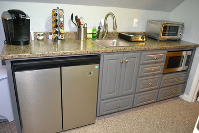 Home bar - traditional home bar idea in Little Rock
