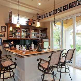 Diseño de bar en casa con barra de bar en U, mediterráneo, con salpicadero negro