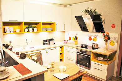 Свежая идея для дизайна: кухня - отличное фото интерьера