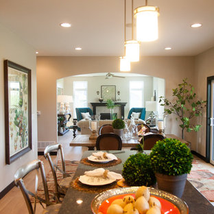 シーダーラピッズの中サイズのトランジショナルスタイルのLDKの画像 (ベージュの壁、淡色無垢フローリング、茶色い床)