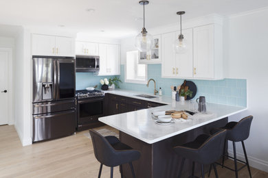 Kitchen - modern kitchen idea in New York