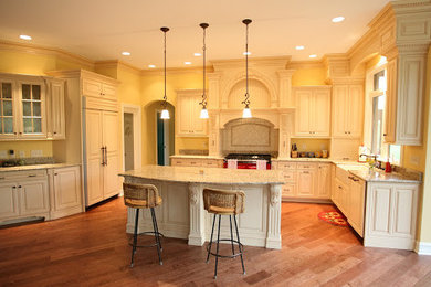Elegant kitchen photo in Chicago