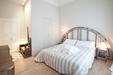 Esempio di una camera matrimoniale shabby-chic style con pareti grigie e parquet chiaro