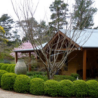 Stilmix Garten im Frühling mit Auffahrt in Sydney