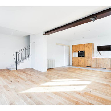 Agencement d'une grande cuisine équipée moderne tendance en L bois et blanche.