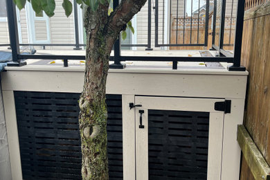 Trendy deck photo in Ottawa