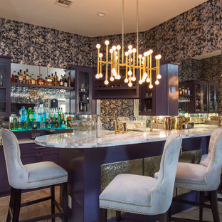 ロサンゼルスの中サイズのトランジショナルスタイルのおしゃれなウェットバー (シェーカースタイル扉のキャビネット、クオーツストーンカウンター、ミラータイルのキッチンパネル、ベージュの床、白いキッチンカウンター) の写真