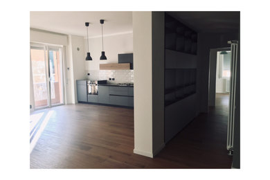 Esempio di una grande cucina contemporanea con lavello sottopiano, ante lisce, ante grigie, top in quarzo composito, paraspruzzi grigio, paraspruzzi in gres porcellanato, elettrodomestici in acciaio inossidabile, pavimento in gres porcellanato, nessuna isola, pavimento marrone e top grigio