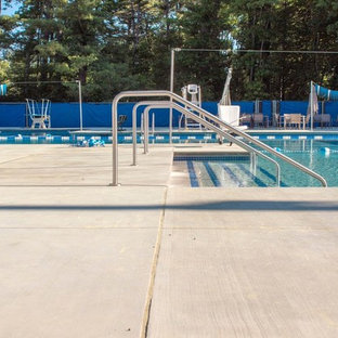 Geräumiges Industrial Pool im Innehof in individueller Form mit Poolhaus und Betonplatten in Boston