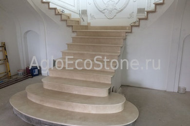 Пример оригинального дизайна: лестница в классическом стиле с мраморными ступенями и подступенками из мрамора