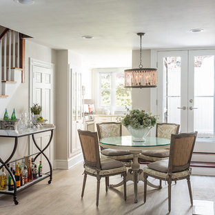 ボストンの中サイズのトラディショナルスタイルのLDKの画像 (淡色無垢フローリング、標準型暖炉)