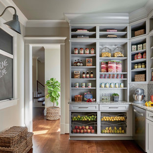 Urige Küche in L-Form mit Vorratsschrank, Unterbauwaschbecken, offenen Schränken, grauen Schränken, Küchenrückwand in Grau, Küchengeräten aus Edelstahl, braunem Holzboden und bunter Arbeitsplatte in Raleigh