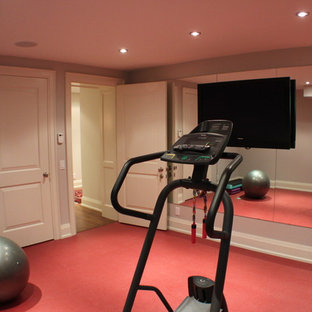トロントのコンテンポラリースタイルのおしゃれなホームジム (赤い床) の写真
