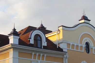 Ejemplo de fachada de casa pareada beige clásica grande de dos plantas con revestimiento de estuco, tejado a cuatro aguas y tejado de teja de madera