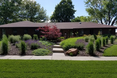 Inspiration for a mid-sized transitional partial sun front yard mulch garden path in Other for fall.
