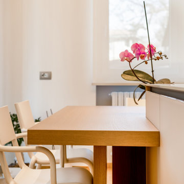 Interior Design - cucina in vetro e piano snack in legno