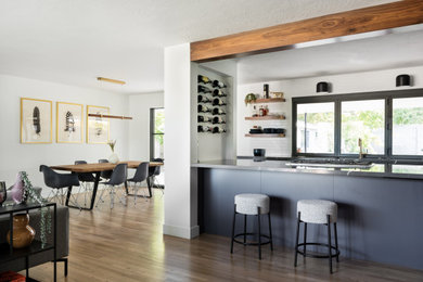 Moderne Küche mit Quarzwerkstein-Arbeitsplatte, Küchenrückwand in Weiß, Rückwand aus Keramikfliesen, Küchengeräten aus Edelstahl, hellem Holzboden und grauer Arbeitsplatte in Salt Lake City