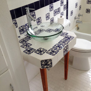 Ispirazione per una stanza da bagno per bambini american style di medie dimensioni con ante bianche, vasca/doccia, WC a due pezzi, piastrelle blu, piastrelle in gres porcellanato, pareti bianche, lavabo a bacinella, top piastrellato, pavimento bianco, top blu, vasca ad alcova, pavimento con piastrelle in ceramica e doccia con tenda