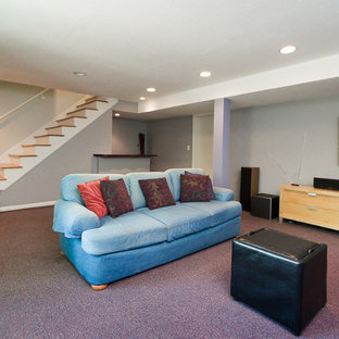 Imagen de sótano en el subsuelo clásico, de tamaño medio, sin chimenea, con paredes grises, moqueta y suelo violeta