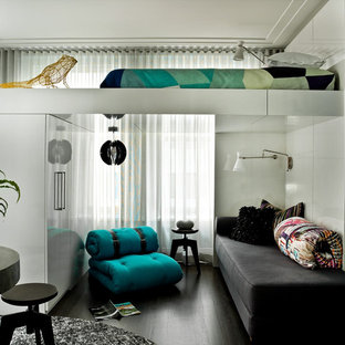 Modelo de dormitorio actual con paredes verdes y suelo de madera oscura