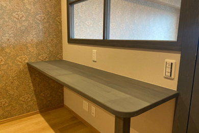 Diseño de despacho sin chimenea con paredes grises, escritorio empotrado, papel pintado y papel pintado