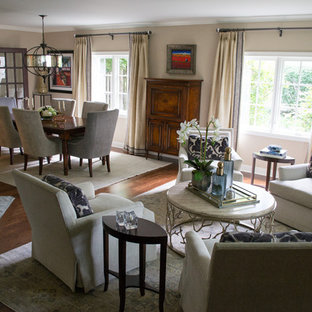 コロンバスの中サイズのトランジショナルスタイルのLDKの画像 (無垢フローリング、標準型暖炉、茶色い床、ベージュの壁)