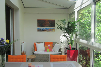 Design ideas for a contemporary sunroom in Paris.