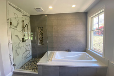 Large 1960s master porcelain tile and double-sink bathroom photo in Sacramento with flat-panel cabinets, white cabinets, a one-piece toilet, an undermount sink, quartz countertops, a hinged shower door and a floating vanity