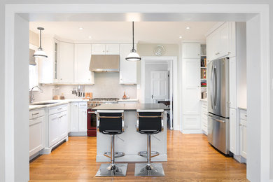 Mid-sized transitional u-shaped medium tone wood floor eat-in kitchen photo in Other with an undermount sink, shaker cabinets, white cabinets, gray backsplash, mosaic tile backsplash, colored appliances, an island and granite countertops
