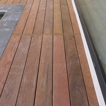 Création d'une plage de piscine en bois exotique.