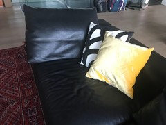 cuscini per divano in pelle nera