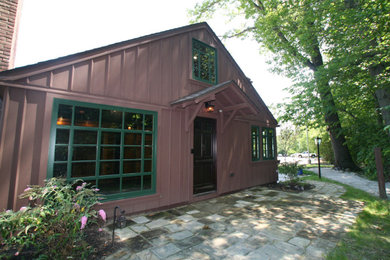 Example of a mountain style home design design in Cleveland
