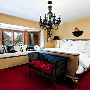 Неиссякаемый источник вдохновения для домашнего уюта: спальня в стиле рустика с желтыми стенами, ковровым покрытием и красным полом