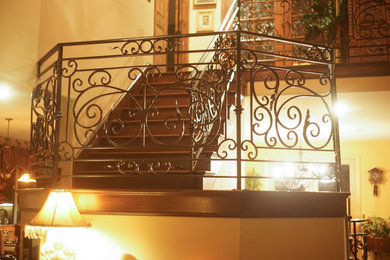 オレンジカウンティにある地中海スタイルのおしゃれな階段の写真