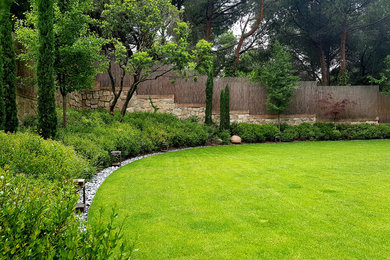This is an example of a contemporary garden in Madrid.